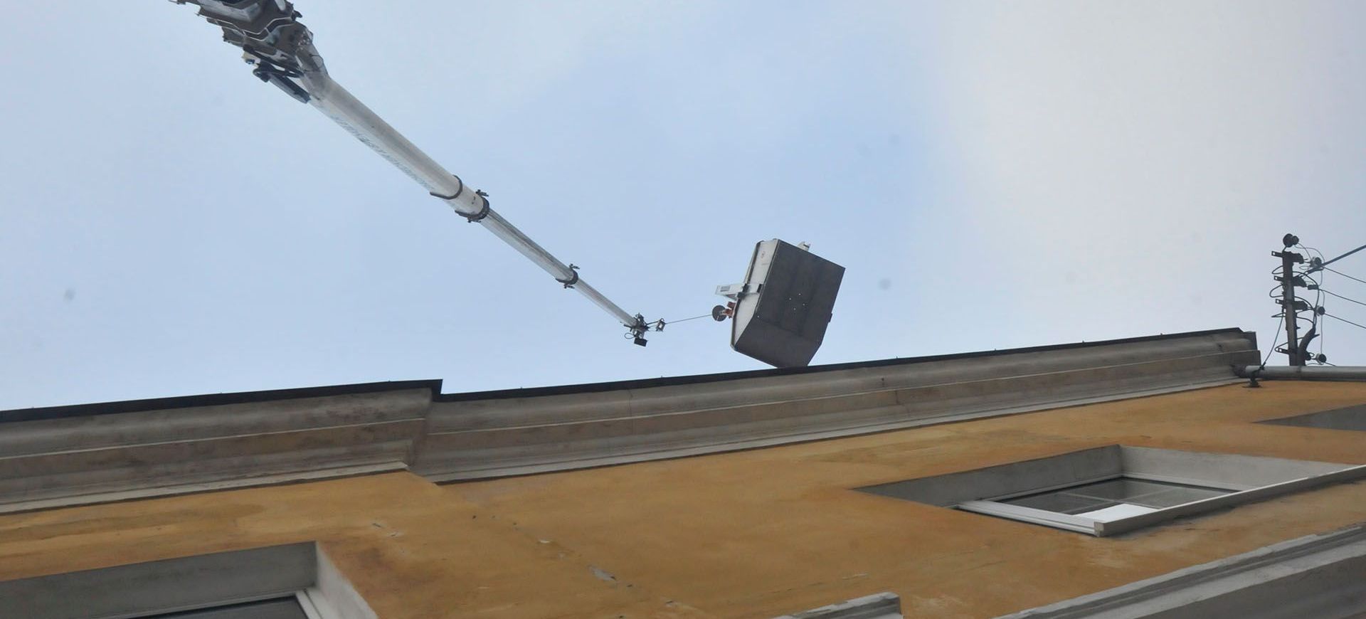 Ein Kran hebt Materialien auf ein Dach